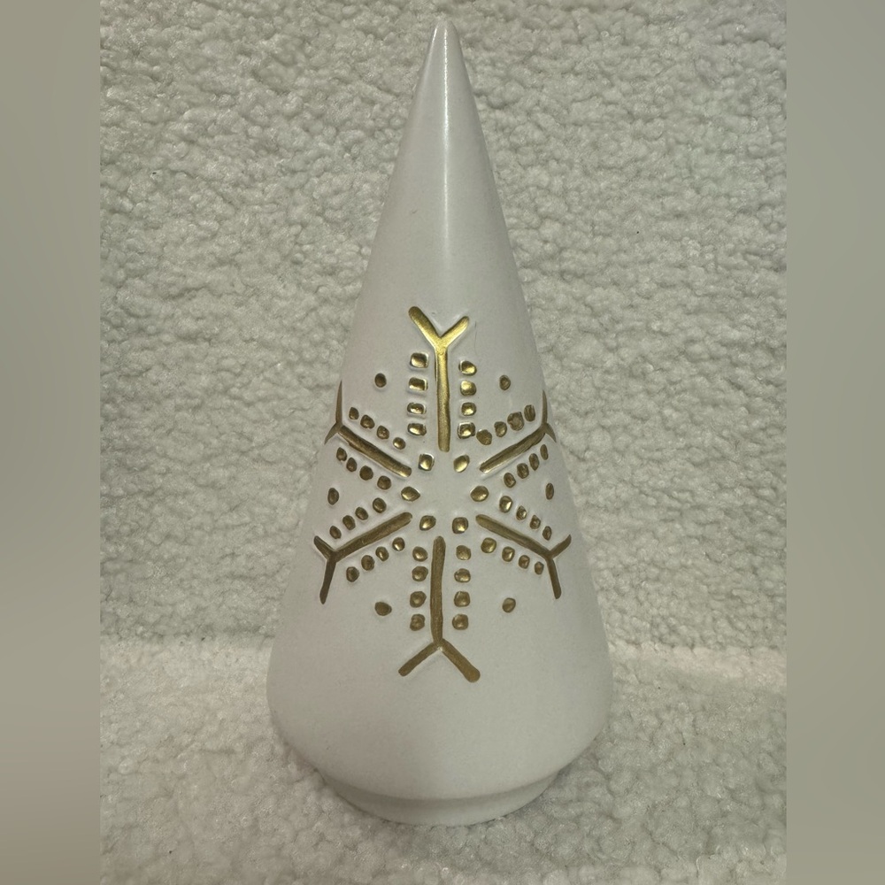 NWT: Elegant White and Gold Ceramic Tree Accent